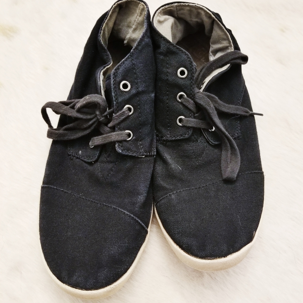 Tom's black canvas shoes 10.5